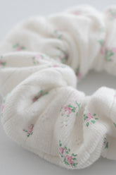 Close-up of blossom pink ribbed scrunchie with pastel pink floral pattern – Avauma